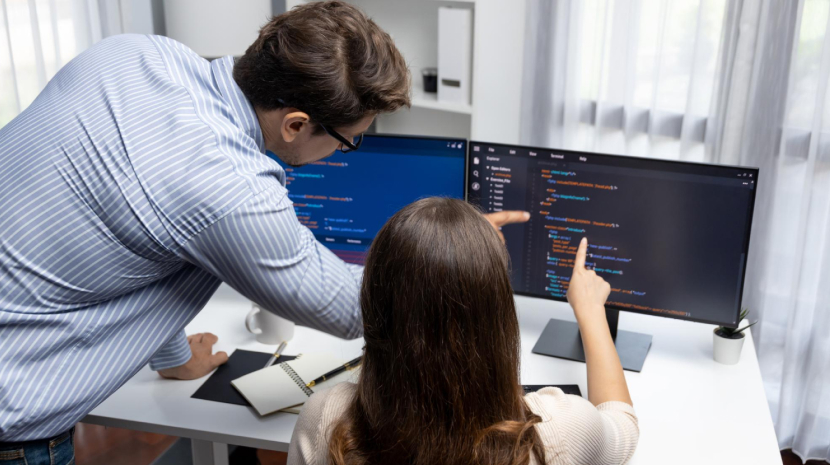 Equipo de Software Factory colaborando en un proyecto de desarrollo a medida